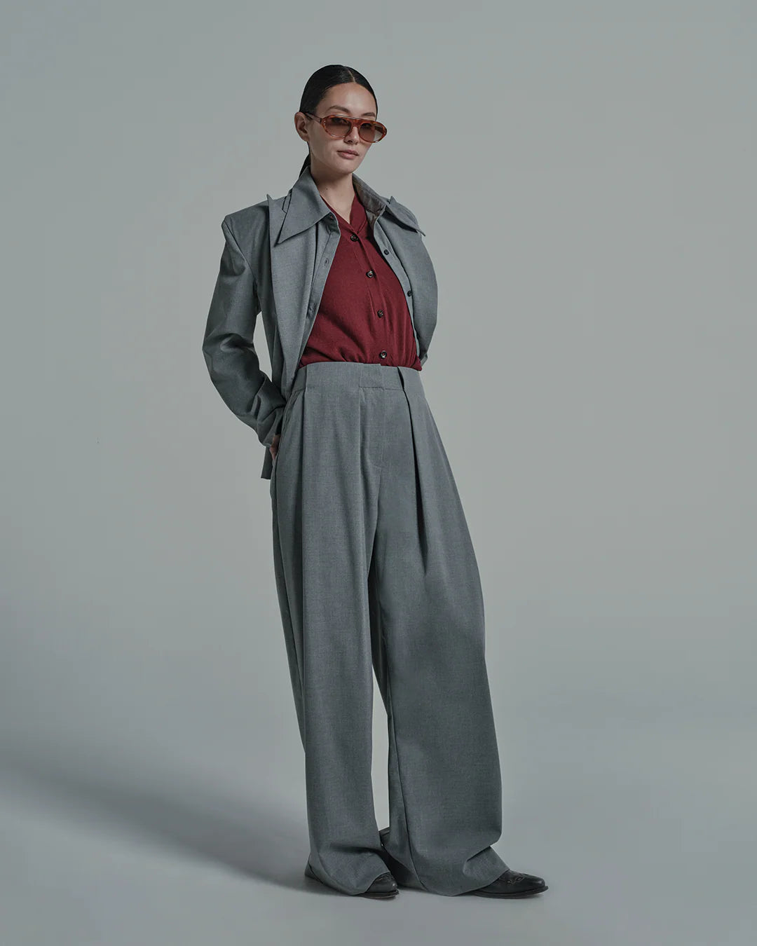 กางเกงขายาวตัดเย็บพร้อมจีบใหญ่ (Large Pleats Tailored Trousers)