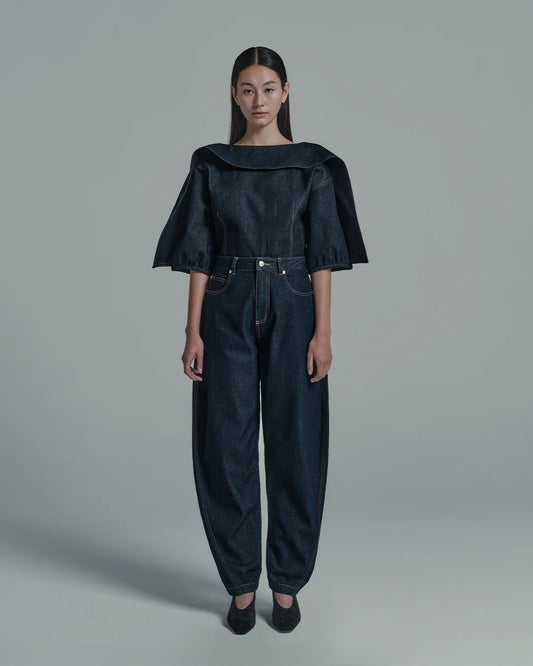 กางเกงยีนส์ทรงบาร์เรล (Barrel Raw Denim)