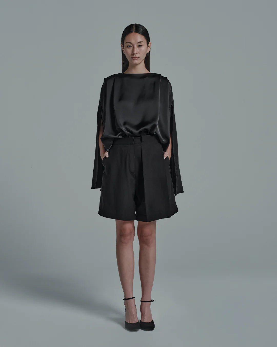 กางเกงขาสั้นตัดเย็บทรงโอเวอร์ไซส์พร้อมจีบใหญ่ (Large Pleats Tailored Shorts)