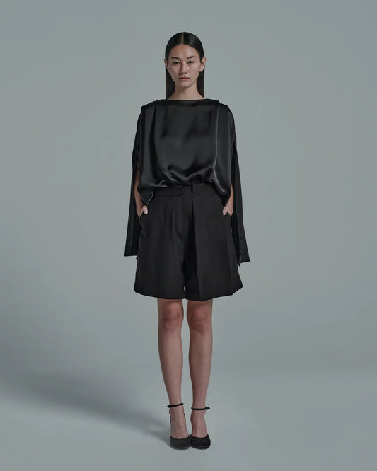 กางเกงขาสั้นตัดเย็บทรงโอเวอร์ไซส์พร้อมจีบใหญ่ (Large Pleats Tailored Shorts)